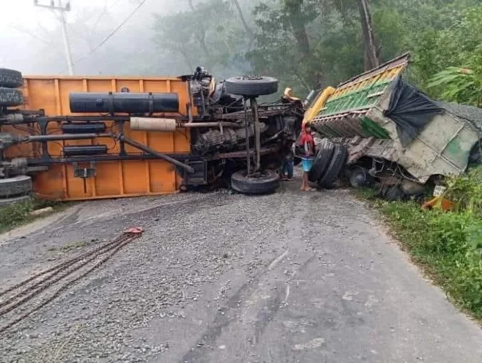 পাথর ভর্তি ট্রাক উল্টে সড়ক যোগাযোগ বন্ধ